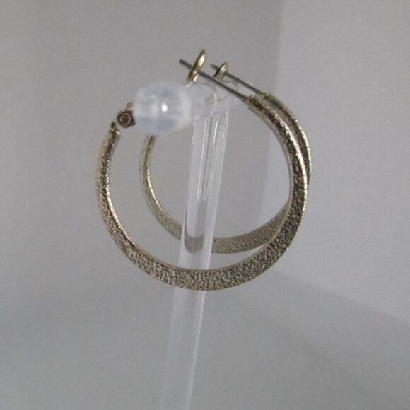 Vintage 80s/90s Gold Tone Hoop Earrings Textured Glitter Finish 1in Latch Back - Picture 3 of 17